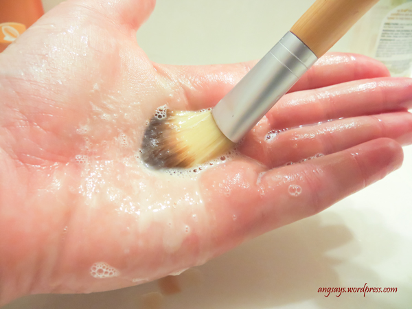 washing-makeup-brushes