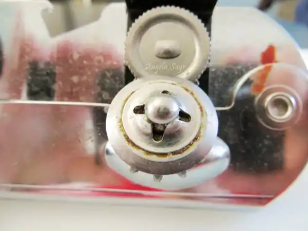 cleaning-can-opener